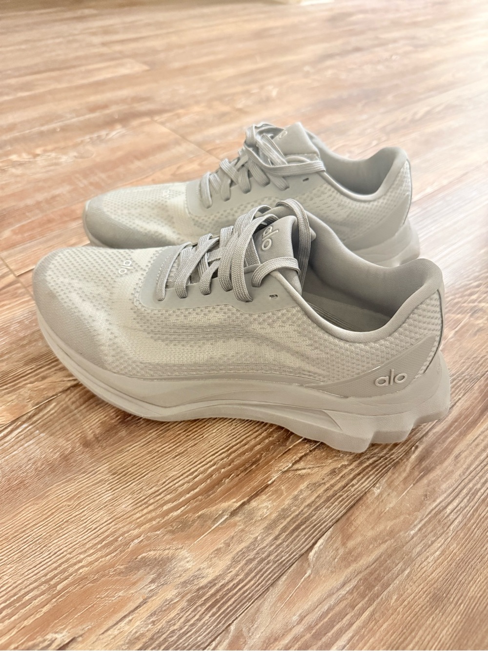 ALO Yoga Runner Sneakers in Gray